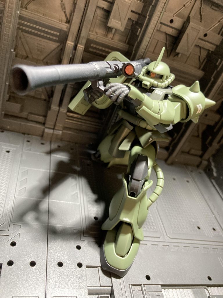 ポージングその1ついにノーマルなHGザクも膝立ちできるようになりました