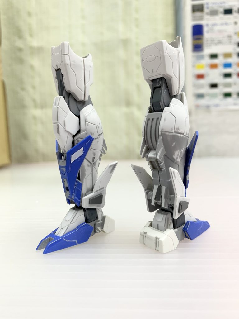 スジボリをパネルラインを意識して掘り掘り。プラ板でもディテールを入れてます。