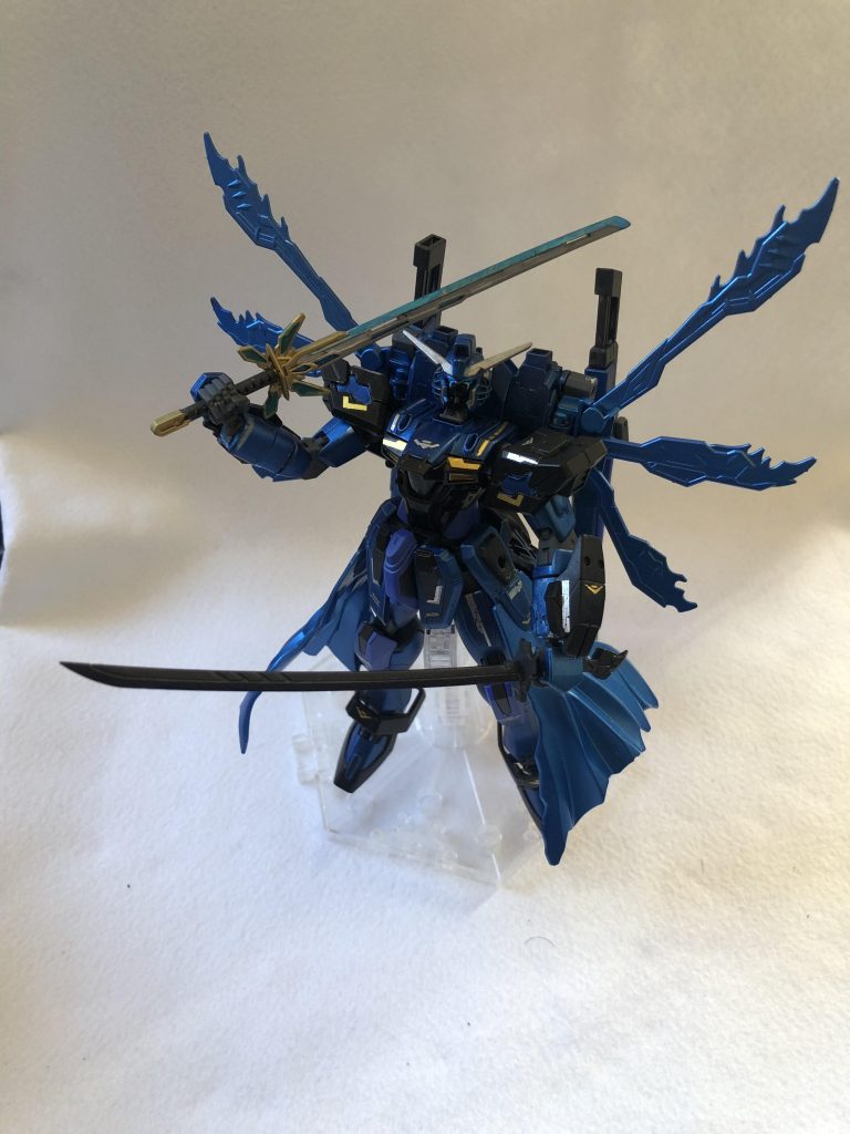 右サイドアーマーにマウントされた「黒壱文字」。海中用の機体の装甲を切り裂けるほどの高い斬れ味を誇る。