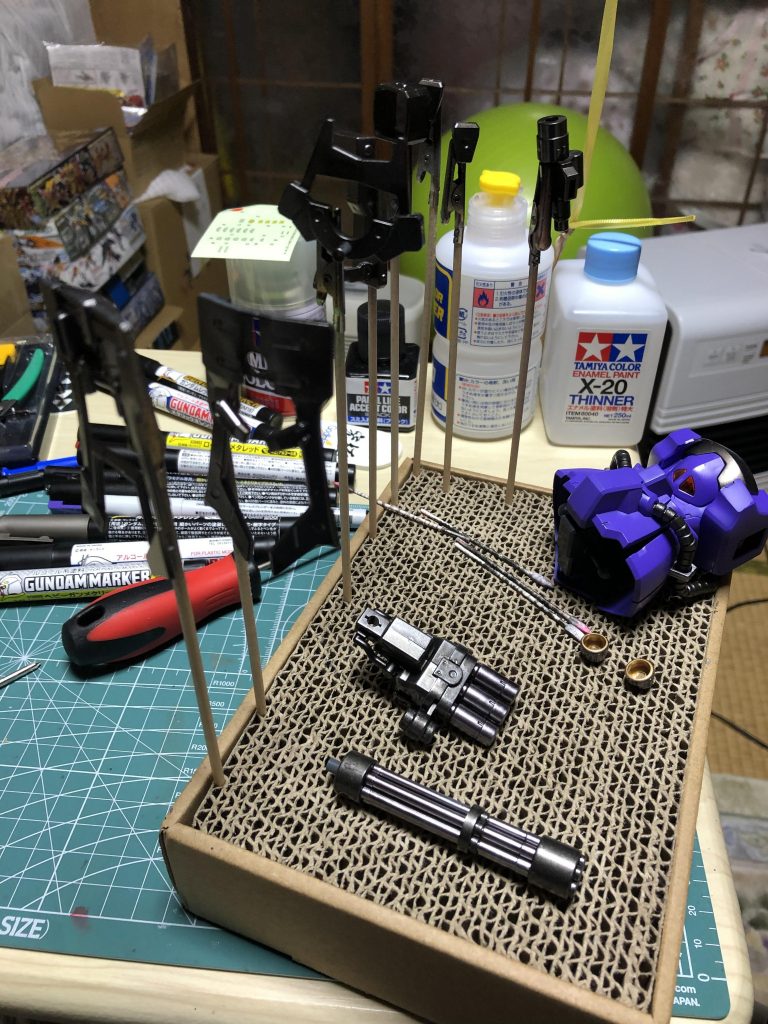 エースのオーラを強調したく、胴体は紫にしました。紫の乗りがが悪く、触っただけで剥がれるのには難儀しました…