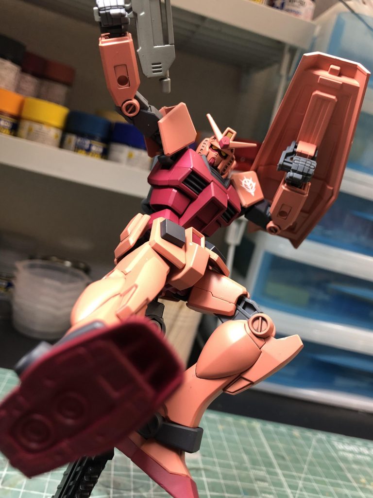ガンダムウォーからのポーズ③この辺で激しく塗装剥げ。ガン萎えしてました(･･;)