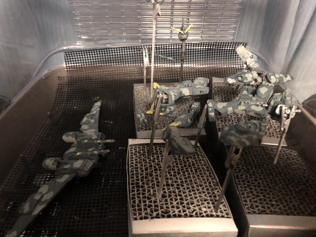 タミヤ缶スプレーをブラック→シルバーと吹きタミヤアクリル塗料『FX-23 ライトブルー』を塗りましたマスキングテープを貼ったら『FX-18 ミディアムブルー』を塗る迷彩の2色目？2層目？はあまりシャバシャバだと滲んでしまうので失敗しました