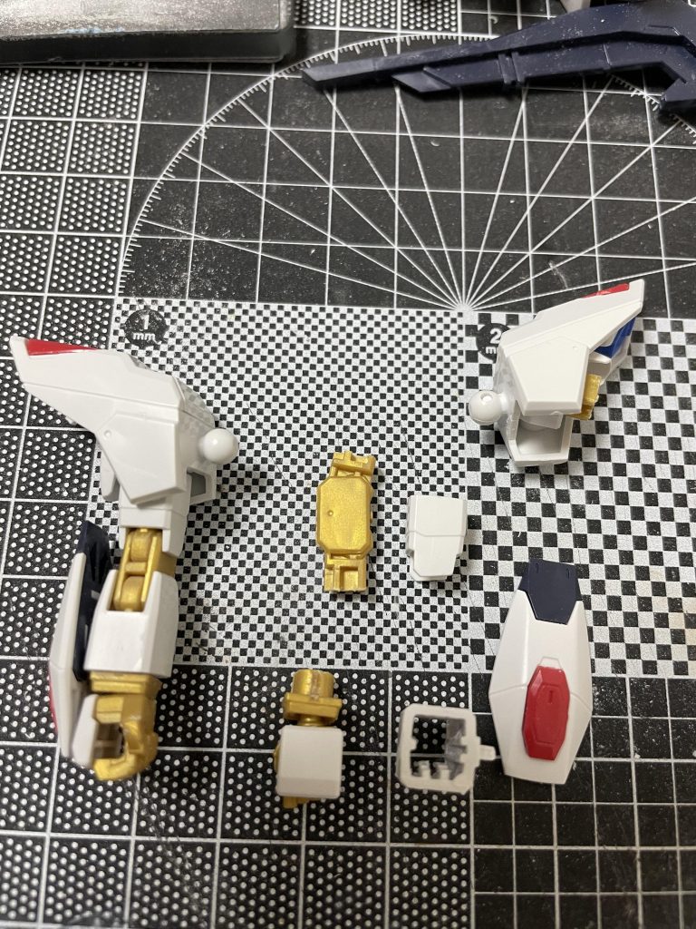 腕の分割です。こんな感じに塗装も想定して組み直しやすいようにしてあります。