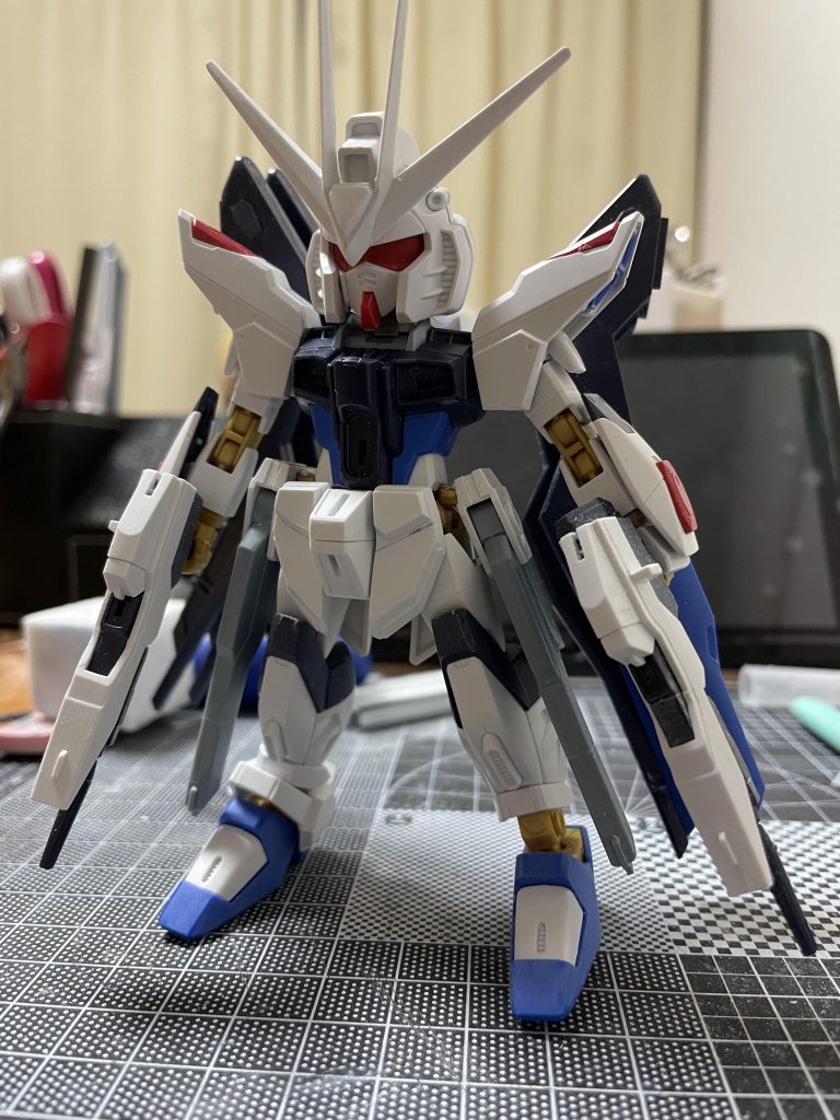 前かけ部、武器類も短くしてあります。ビームライフルはちゃんとくっつける事が出来る様に縮少したので時間がかかりました。