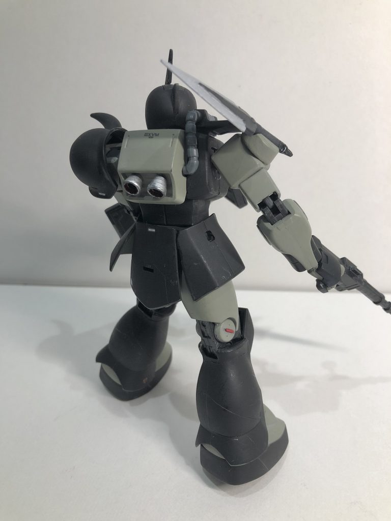 スジ彫りも追加したけど墨入れせず。ガンプラは自由なんやで。シールドは（20年前に組んで転がってた）ゲルググMから。ダガーは小隊の共通装備らしいっす。