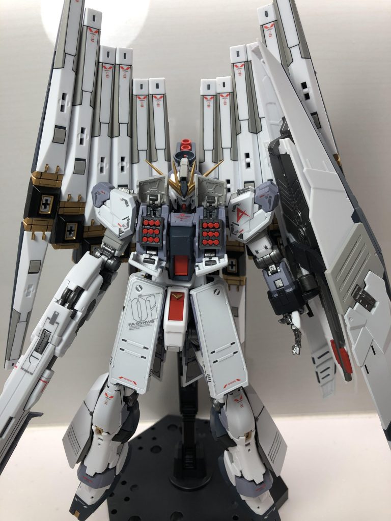 胸のところの、ミサイルランチャーは赤色にしてみました。