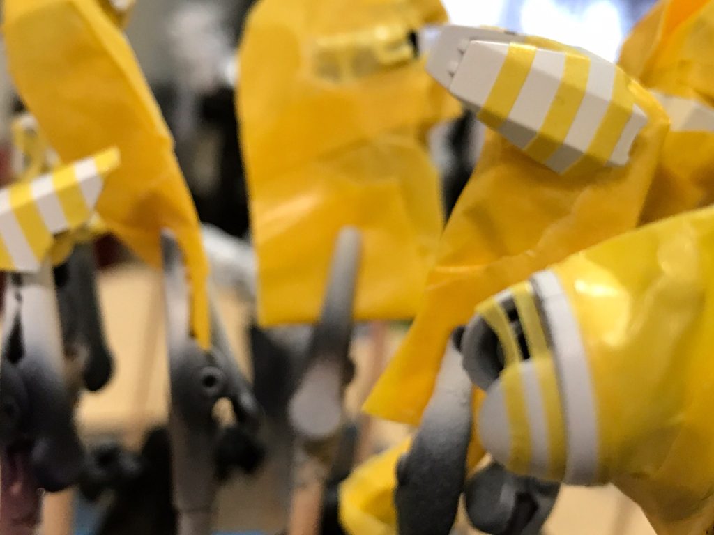 塗装中の様子。カンタン製作に見えて、塗装(のマスキング)は地獄でした。