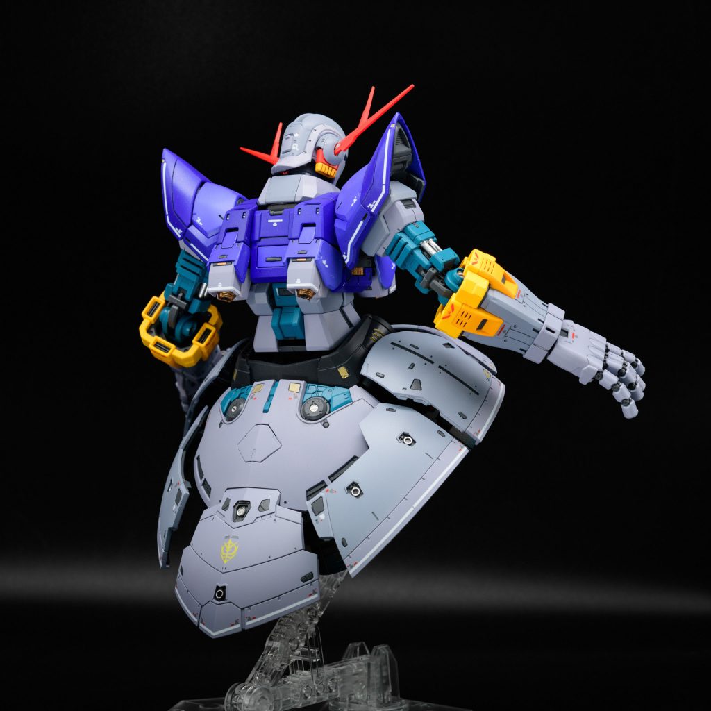 上半身はコバルトブルーに蛍光ピンクを少しだけ混ぜて発色を良くしています。薄いブルーはパープルをベースに調色しました。