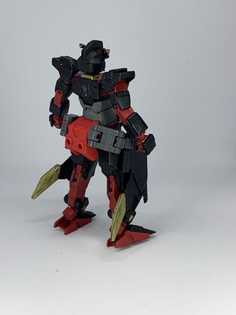 マントを外した後ろ姿。