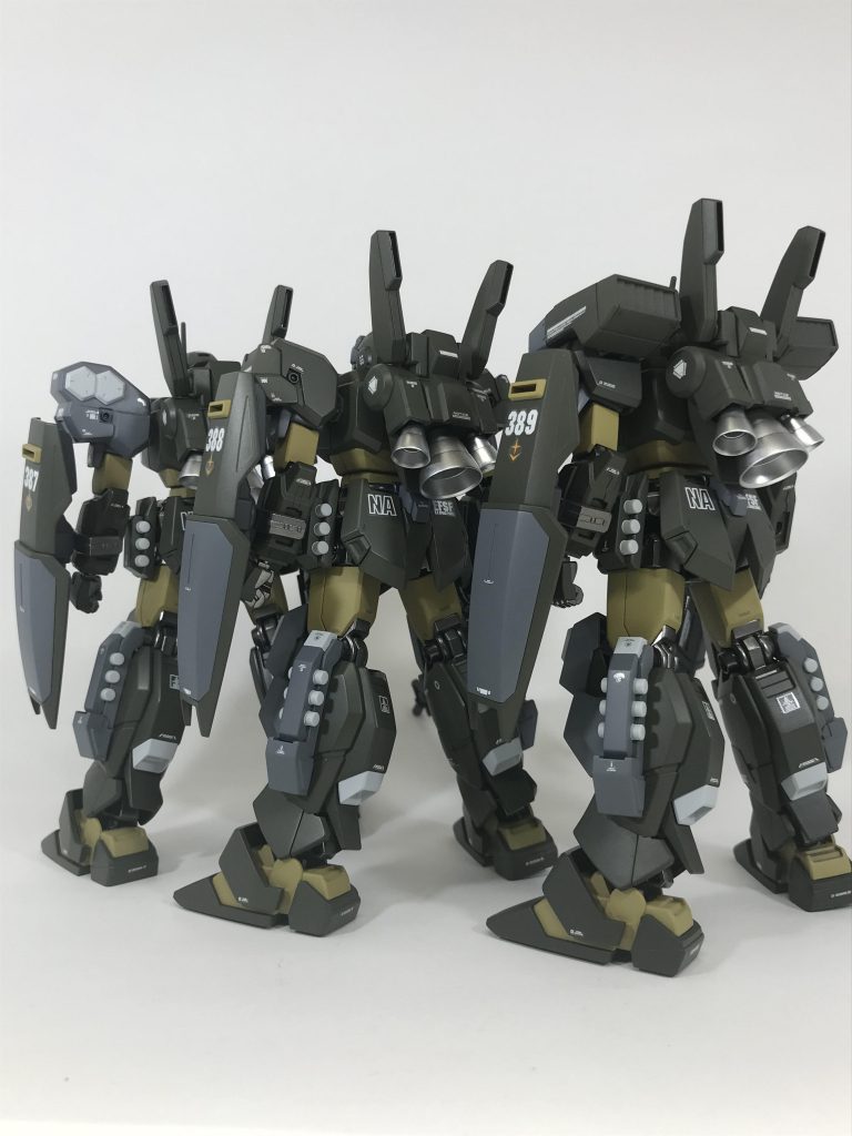 背後です。バックパックをジェガンD型から、腕とシールドをマークⅡから流用してカスタム感を醸し出してみました。（武装面は後述します。)