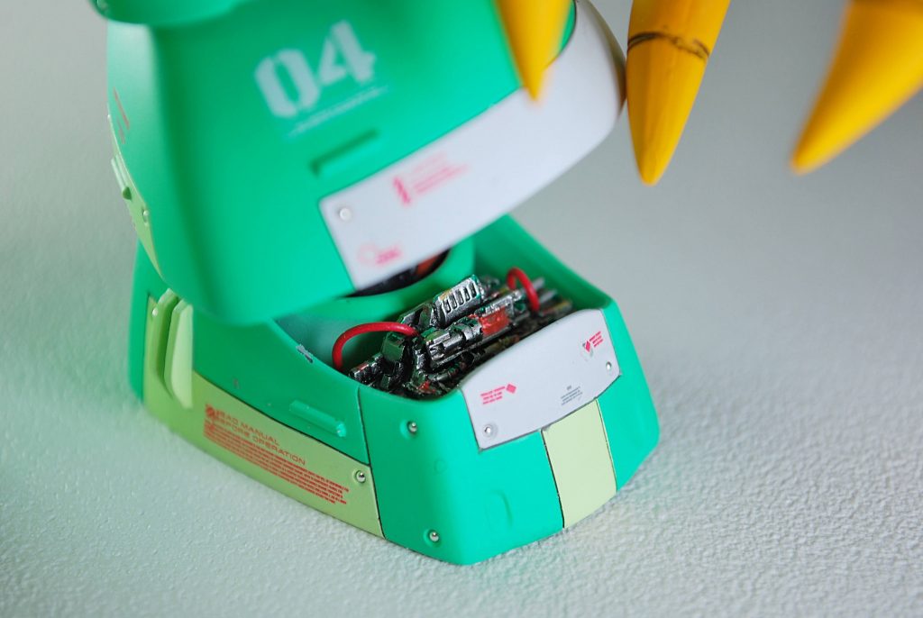 各部に剝き出しのメカディテールを追加し試作感を表現。