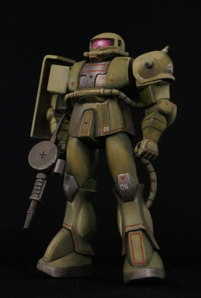 キットの体型はそのままで股関節だけ針金で接続し若干ハの字に足を開いています。左肩のスパイクアーマーは他のキットからアーマーを持ってきたりパテで立体的な造形に変更される部分ですが、今回は造形はそのままに筆塗りで陰影を描き込み、パッと見た感じ改造されているような印象に仕上げています