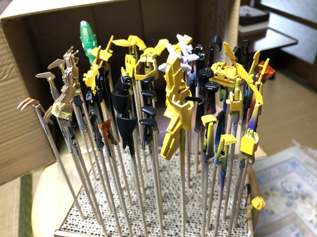 ネットで検索した虎の画像と睨めっこすること3日…色の配分も決まり、いよいよ塗り始めます。今回から丸塗りには缶スプレー1000番のサフ3色(黒/グレー/白)を使用することにしました…ガンマカのブラックがあまりに頼りないので^_^;かなりの吐出量でダマになりやすいのがアレですが、触っても剥がれないって素晴らしいなと思いましたw