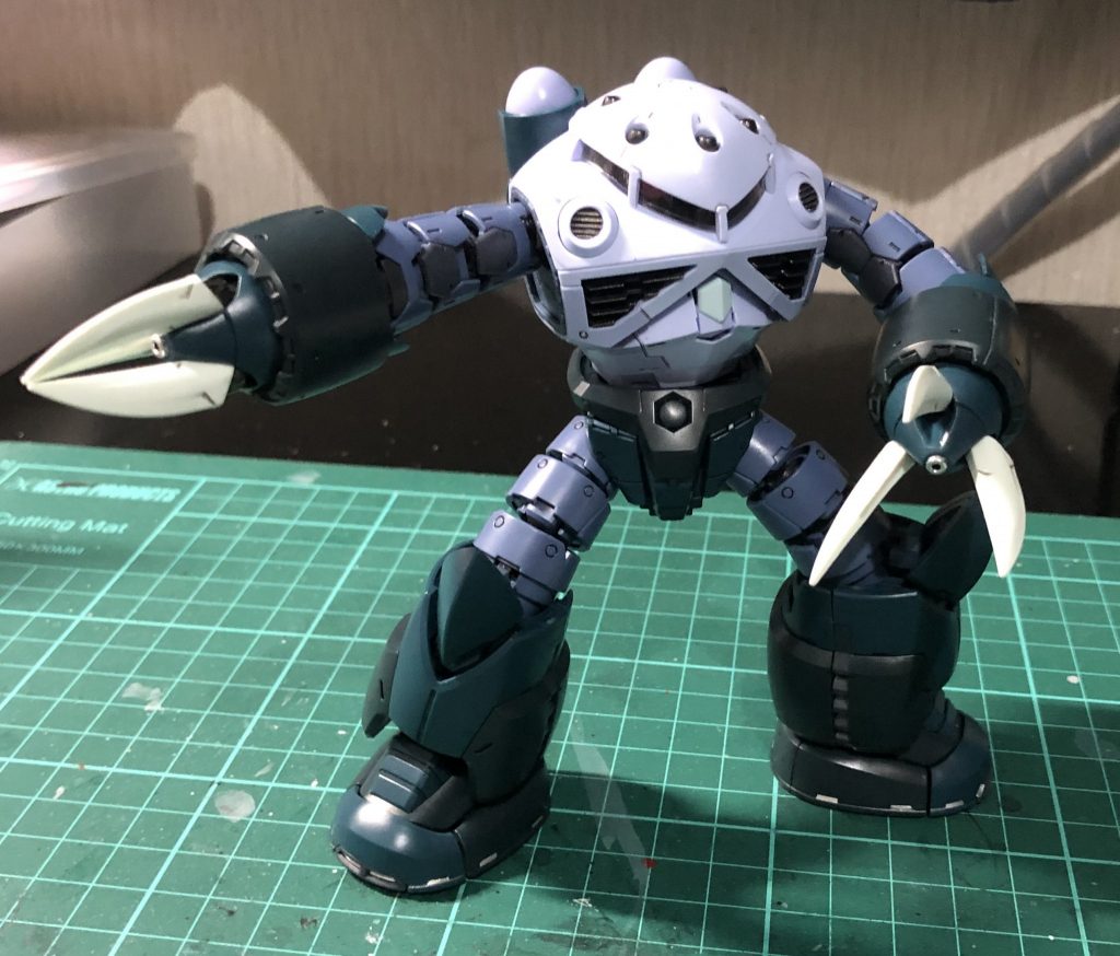 手足の蛇腹状の部分は結構フレキシブルに稼働させれるのでポーズも楽々とれます