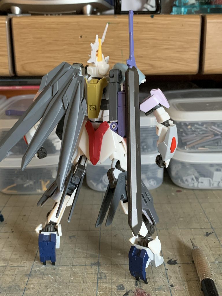 剣の鞘はソードメイスの中をくり抜いて使用。サブアームは結局アムアムにまるまる差し替えました。塗装はサフ無しの上、見てわかる通りに本体はほぼ塗装せずに追加部分だけ部分塗装という手抜き仕様となっております。元のルナゲイザーの色が良過ぎたのが悪いんです(言い訳)。という訳でご清聴ありがとうございました。