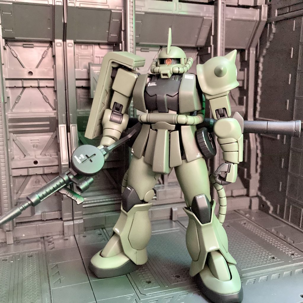 腰部のアーマーに立体感が欲しくなったのでmgザクなどを参考にサイドアーマーと接着、正面側は分割してみました。ついでにモノアイレールもプラパイプから製作してみました。