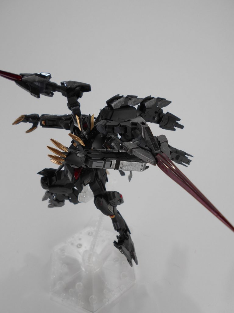 サブアームクロー、「オンフェロ」、ビームソード。中央のビーム発射口からは、高出力のビームソードを出すことも出来ます。