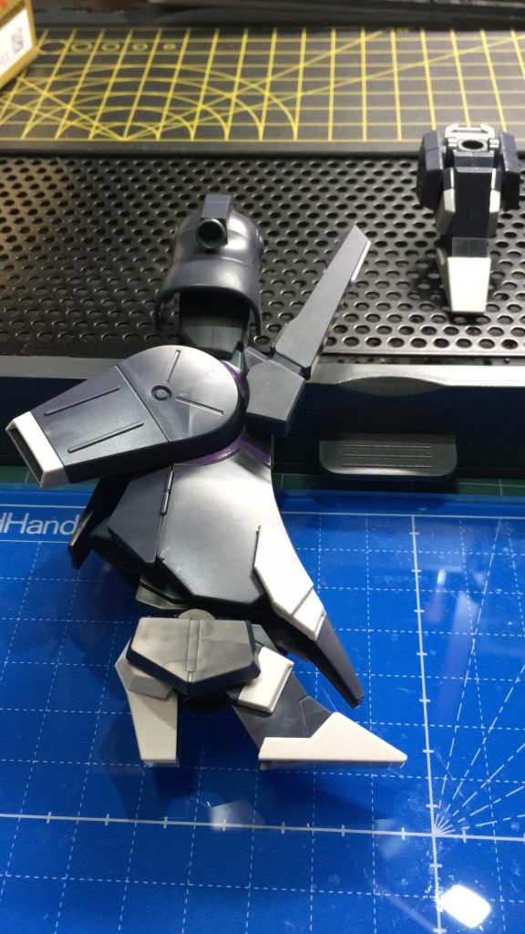 右脚の組み上がり。ガンダムMk-Vやドーベンウルフから繋がる事がわかる箇所が随所にありますね。
