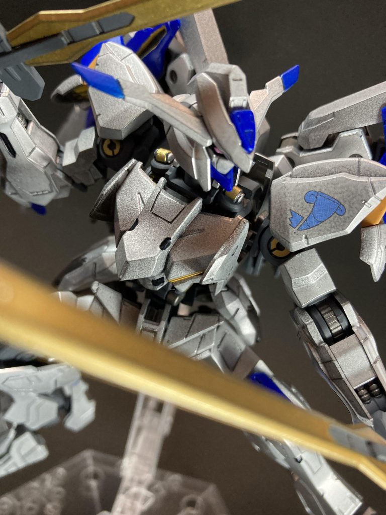 顔が少し太い気がしたので愛を込めて尖らせました。流し込みで黒を入れたんですが、はみ出たところを消しペン使ったら下地まで持っていかれました。勉強になりました…水性ホビーカラーは難しいです。