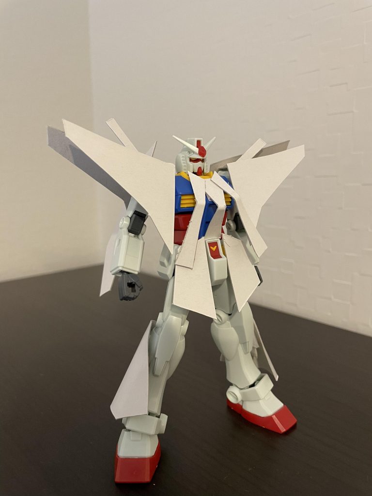 大嘘です。EGガンダムに厚紙でフライトユニットをつけただけのなんちゃってΞGさんです。騙された方も多いでしょう笑笑Ξを買うことが出来ず半年前に制作した物です。今もまだ買えないまま...こうなったらマフティーの第五世代MSとして、転売ヤーを粛清しようと投稿させていただきました。