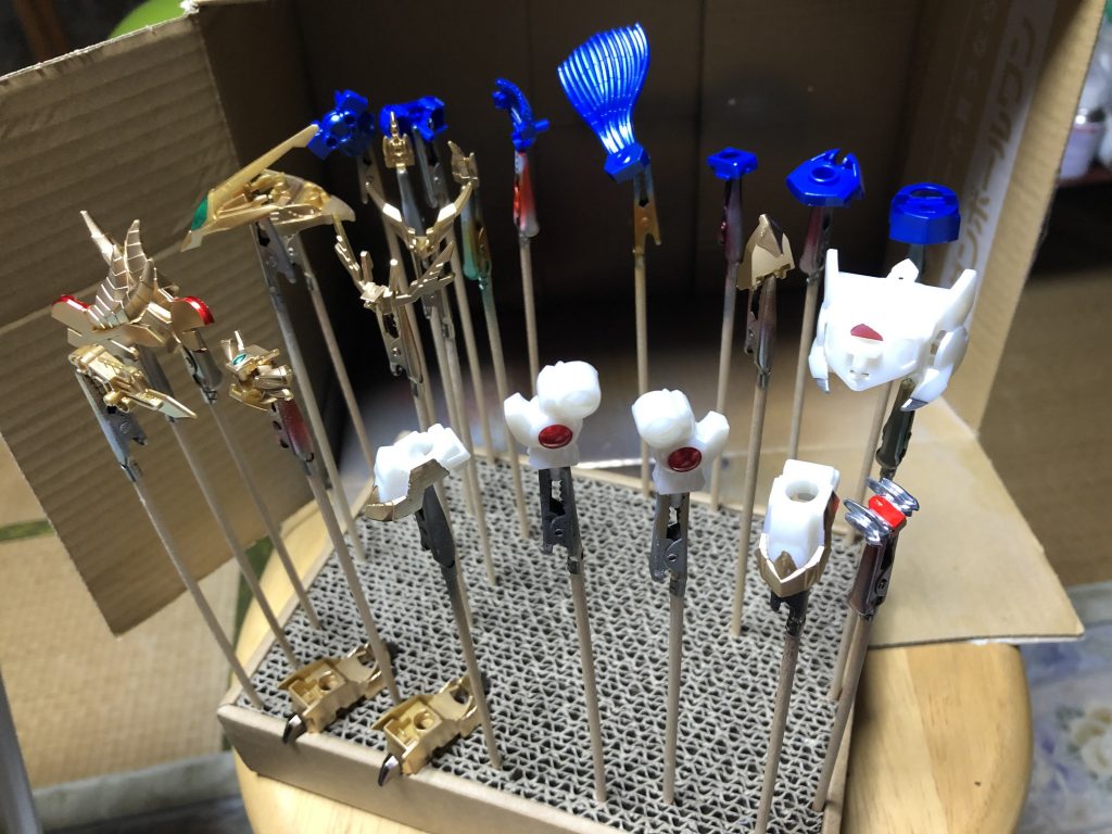 ゴールドを塗り直し、青部分はメタリックにしました。ステッカーはシワにならない部分は使用して、シワが出そうな箇所は手塗りです。制作時間の半分以上は玉を塗ってた気がします^_^;