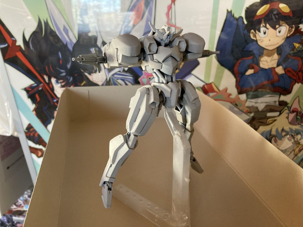 太ももは段落ちモールド化、スネはノギスを使用して反対側にもモールドを彫ることでディテールっぽくしました。ここでも時短です。400番でゲート処理、水性サフ500を吹いた上からファレホを塗りました。