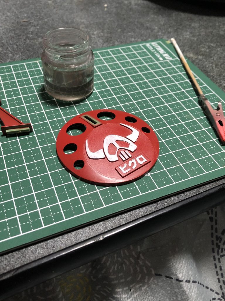 台座の塗り分けを行いました