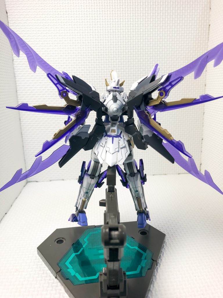 背面図です。腰回りは元々のデザインがいい感じだったので、元あるディテールを活かせるようにしていきました。バックパックは、元の状態だと、顔と接触が激しかったので、装着を上下逆にして取り付けるようにしたり幅詰めをして、無理の無いようにしました。時間は掛かりましたが、良いものが作れたと感じています。今年も良いガンプラが作れるよう技術を磨いていきます。