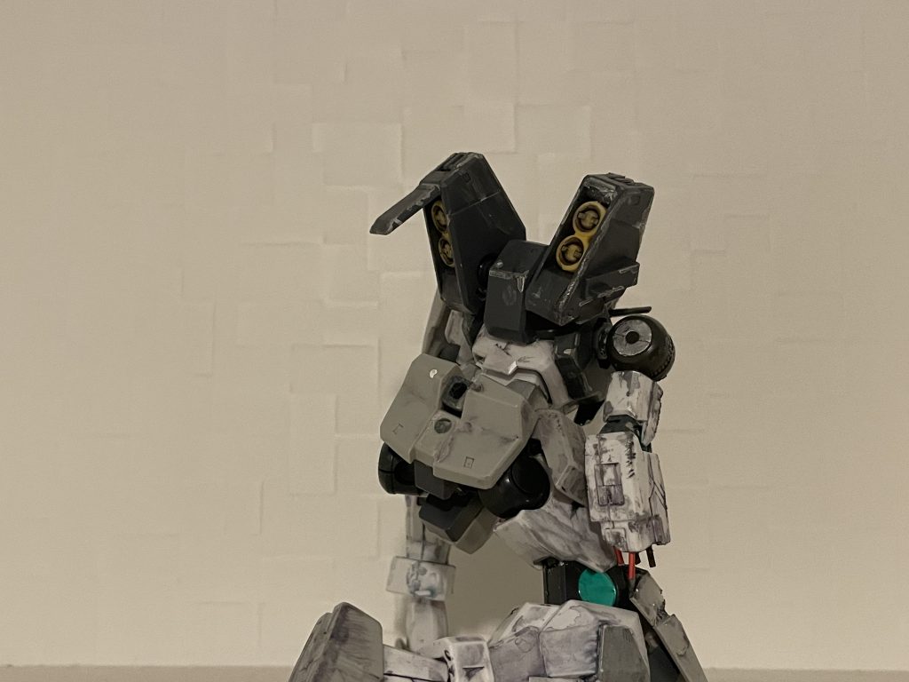 スラスターはシルエットの黄金比を考え左右で向きを変えています。