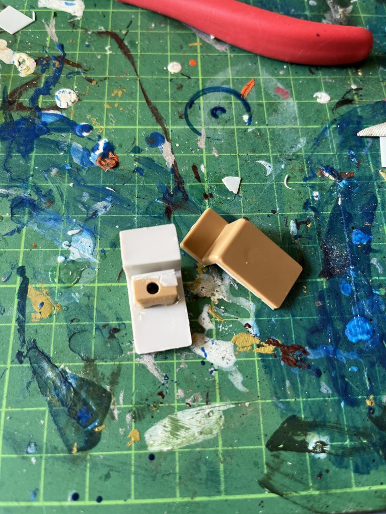 肩のショルダーアーマーは端材でポリキャップを箱組みしてプラ版で補強しつつエポパテで接着し3ミリ穴をあけ接続出来るようにしたら