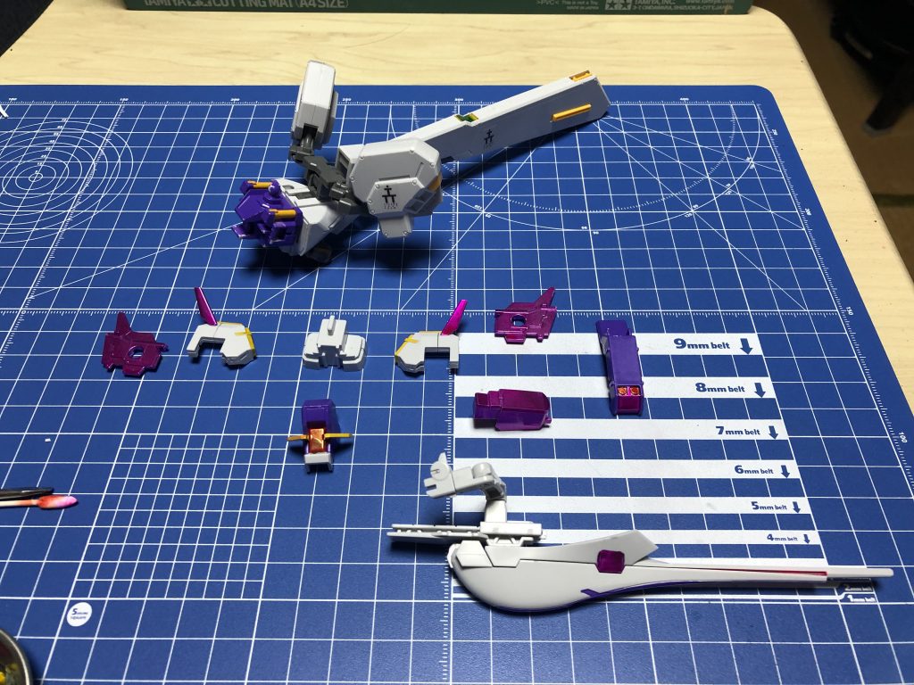 何とか塗り終わりました。ここにきてようやく「あ、胴体丸ごと差し替える感じなのね…」ということに気づきますwガンダムファイターのコアランダー的なイメージだったのですが、胴体以外をパージして脱出艇とするコンセプトのようですw