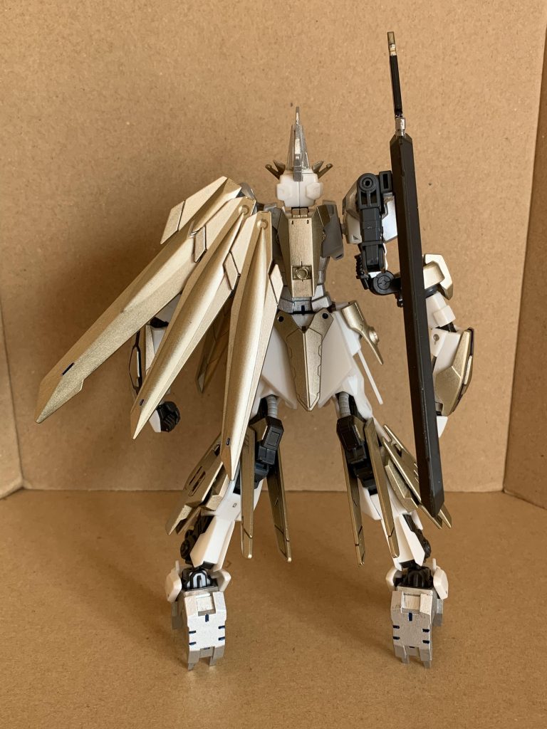 ○月虹の幻装兵　フェガロフォス・ランヴォ[解説]聖王国において雲集の幻装兵ツラック・イェンシングの残骸を修復した復元幻装兵。元のツラック・イェンシングからのパーツはTASフレームが脚部を除いて7割程度、装甲に至ってはほぼ全損の状態であった為、大幅に改修されている。幸い魔導障壁発生装置は無事であった。本機の特徴は、なんと言っても上半身のTASフレーム、特に両腕の人型には無い可動域の広さが注目される。その可動域の広さは通常の機兵には不可能な挙動を可能とし、近接戦においては相手のあらゆる死角を突く事が出来る。この幻装兵はクルセイダー第五師団『パトリオート・ランツェレータ』師団長の専用機として運用されている。