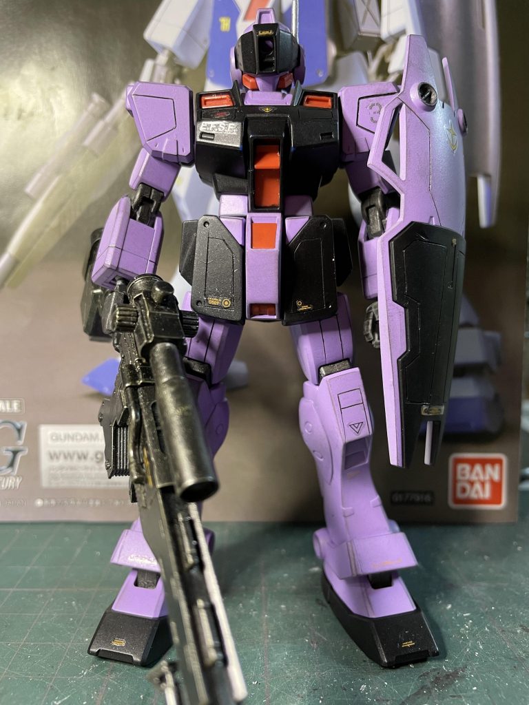 黒サフに黒を灰サフにはMSパープルを塗り分けをして転写デカールを貼った状態。パープルをもっと薄くする予定でしたが試し吹き等の確認不足の為にドムカラーになりました💦時すでに遅し😩