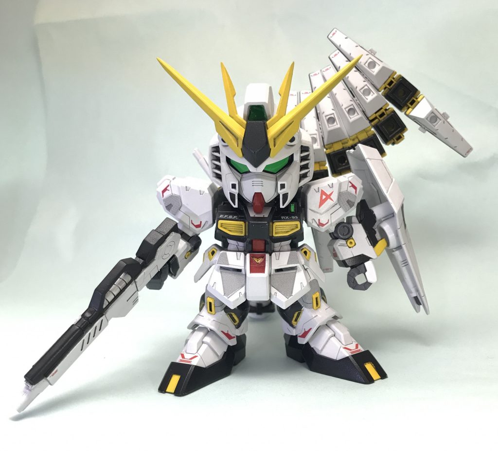 途中で塗装がめんどくさくなってしまいましたので、肩･フロントアーマー等のグレーはシールを使用しました。また、センサー等のグリーンには透明なレジン液を使って光沢感を出しました。