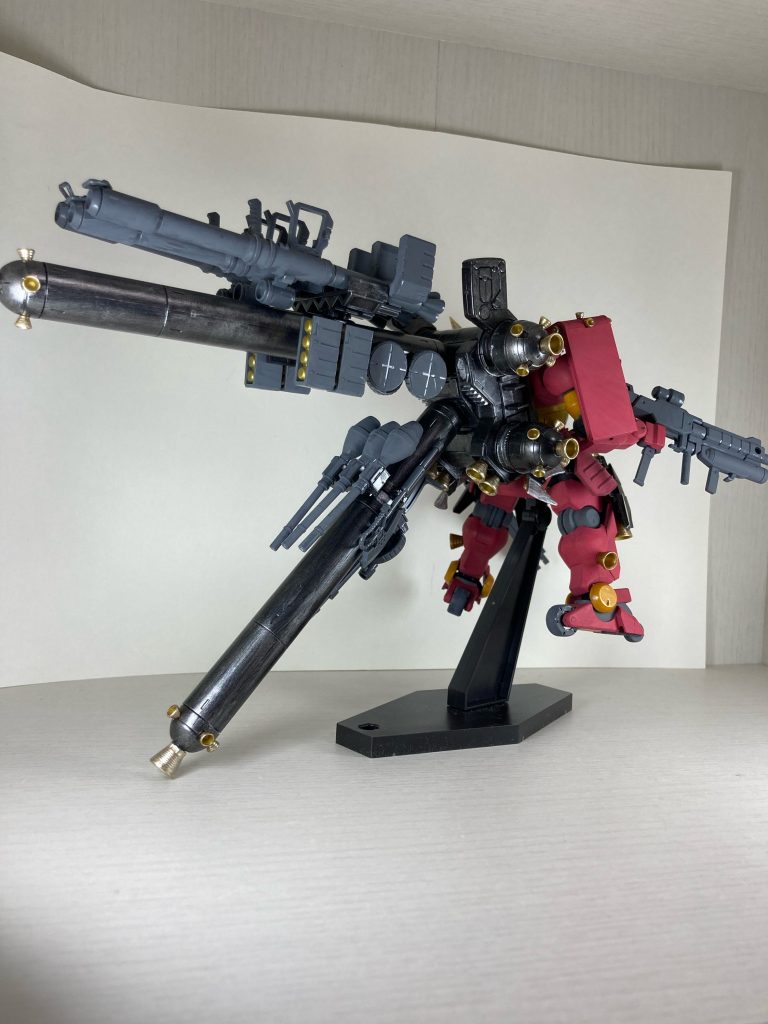 積めるだけ積んだ武装。増えた重量による速度低下を抑えるために積んだプロペラントタンクとスラスター。