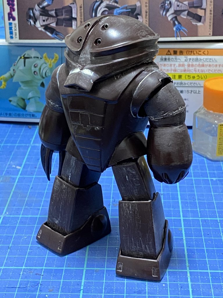 全体の改造が大体終わったところ。その他の改造ポイントは次のとおりです。・肩の袖口のようなパーツを一度切り離して再接着。別パーツ感を出しています。・上腕を斜めにカットし、少し角度をひねって再接着。軽いガワラ曲げのような、微妙な湾曲を再現しました。・鼻のパーツは設定画を参考に、取り付け角度を調整しました。