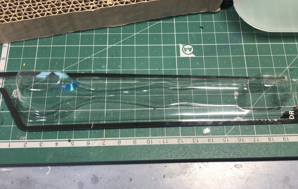 クリア部には歯ブラシのプラゴミがいい感じの湾曲をしていたので使用。何回も作り直ししましたが、、、そばで見るとガタガタです。