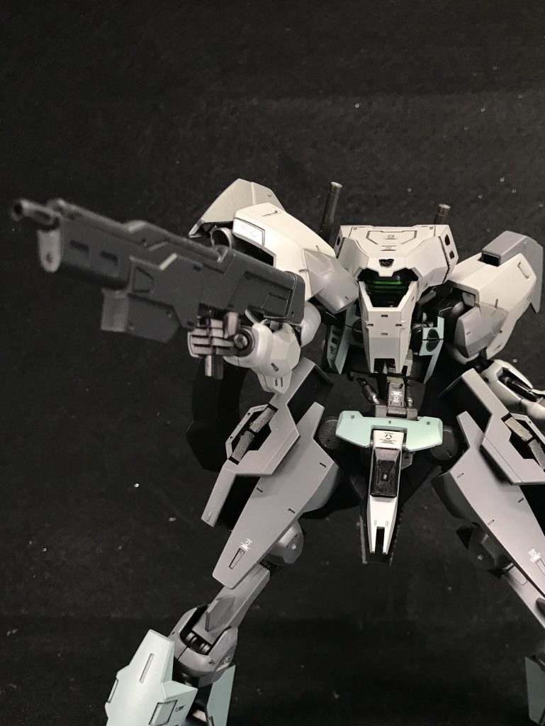 地味に、このライフルがまたゴツくてカッコ良いと思いました✨ショーテルよりも、ライフル持たせてるほうが個人的にしっくりときてます😊 平手があれば片方をライフルに添えて構える事が出来るんですけどね😅