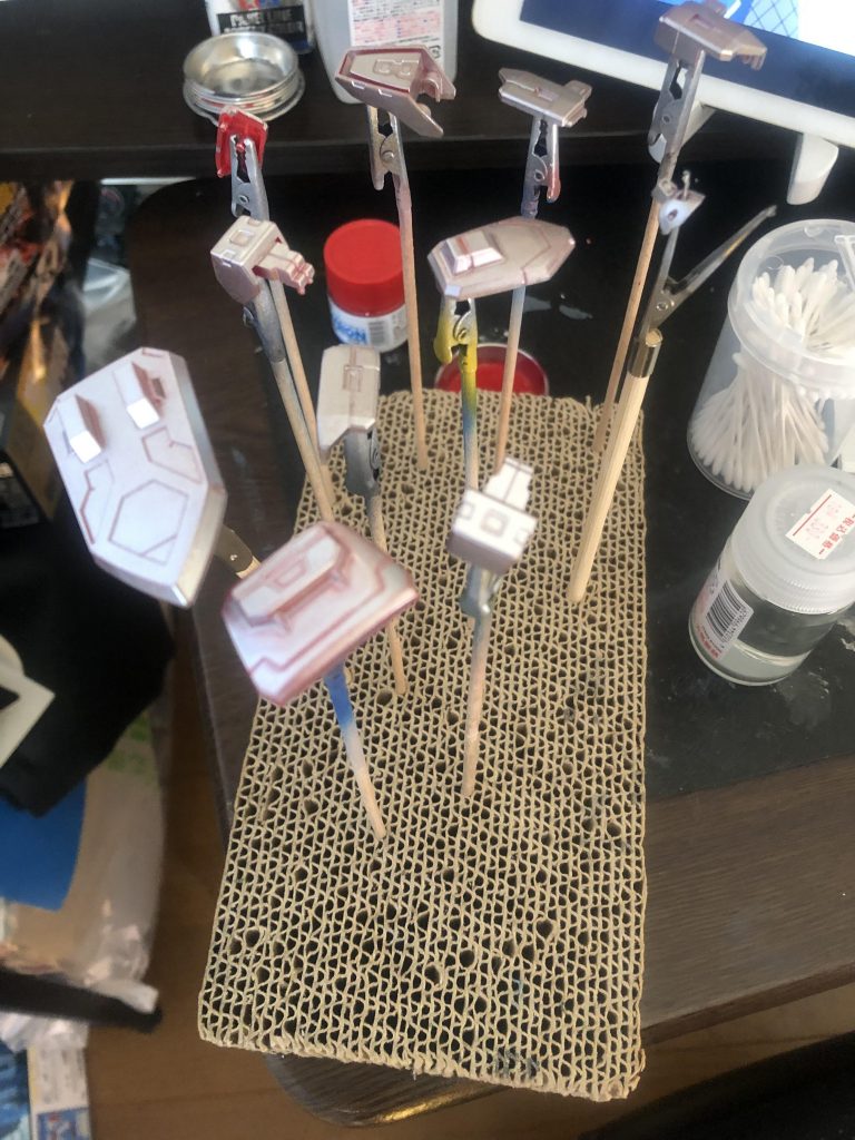 赤部分の塗膜を剥がしてシルバーが見えるよう塗装