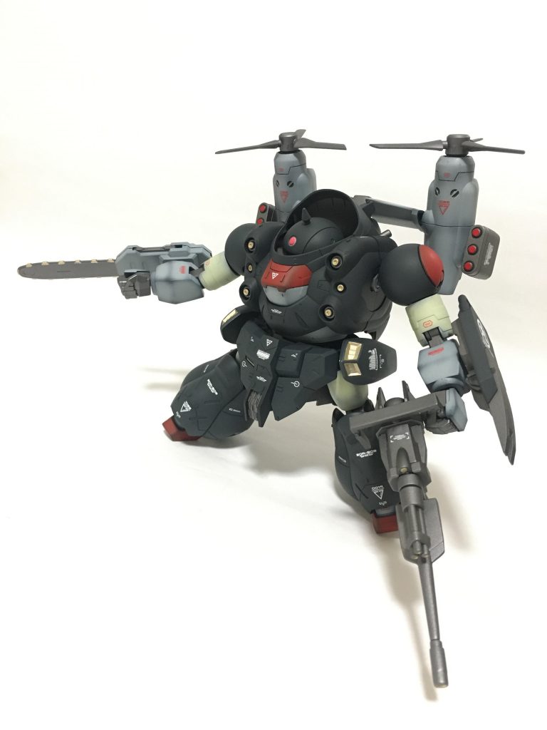 チェーンソーを展開。両手に長い武器を持ってるシルエットは好みです。