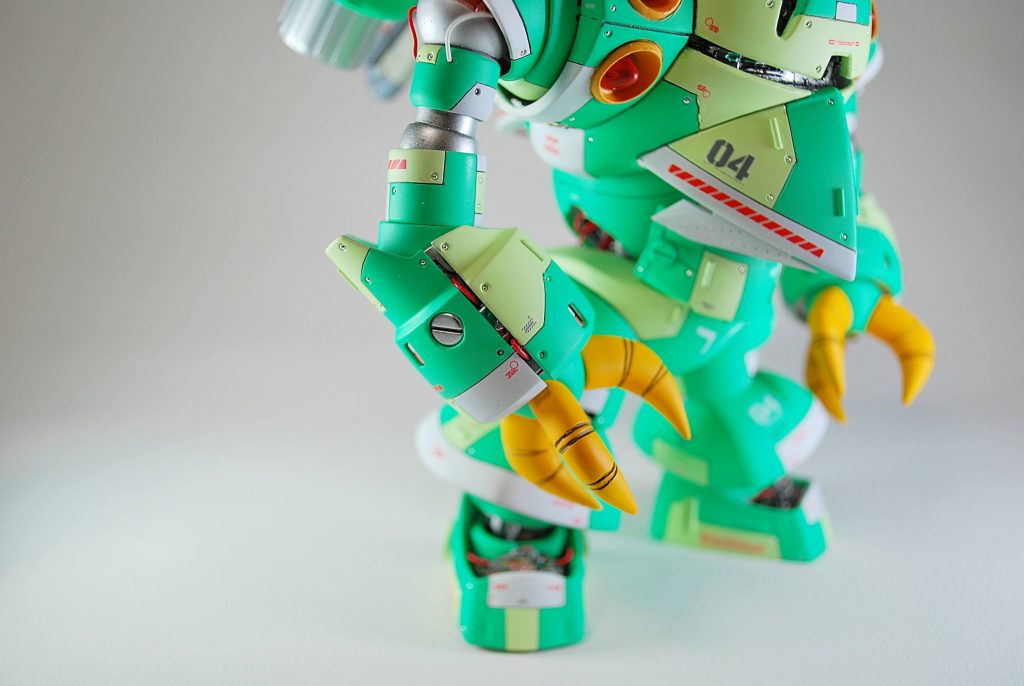 格闘戦もこなせるよう、大型化された腕。