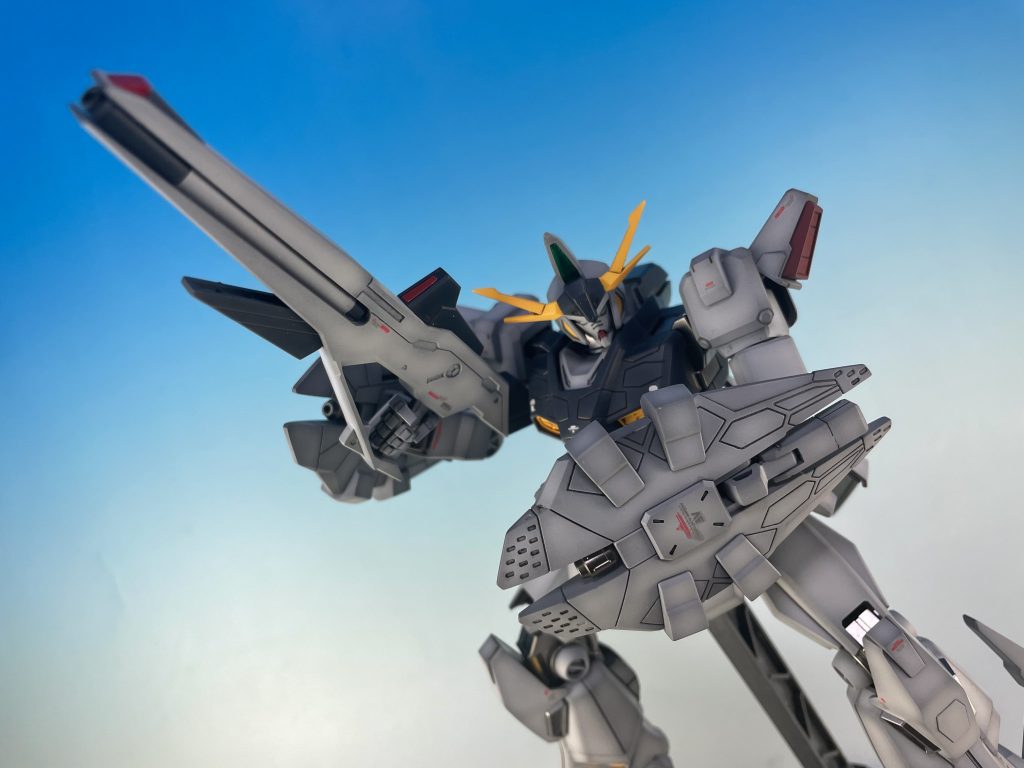 腕のウェポンコンテナ(?)も小説版に寄せてシンプルに白くしました。