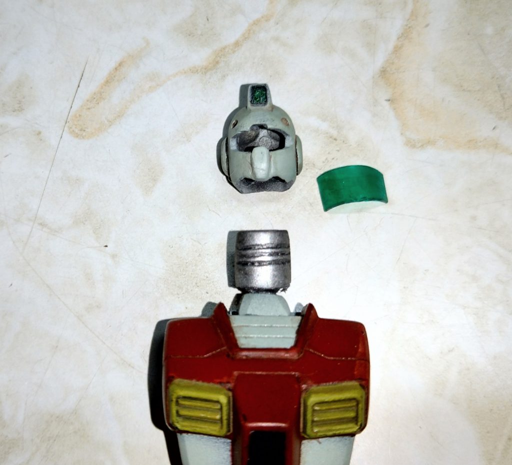 頭部内部にセンサーユニットを製作してメインカメラシールドは暗記用の下敷きをヒートプレスして製作しました。