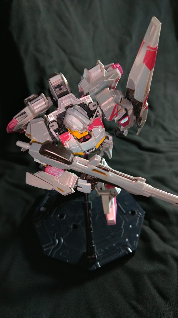 ネットなどで調べると、パール塗装は曲面が多いモデルの方が良いみたいですね