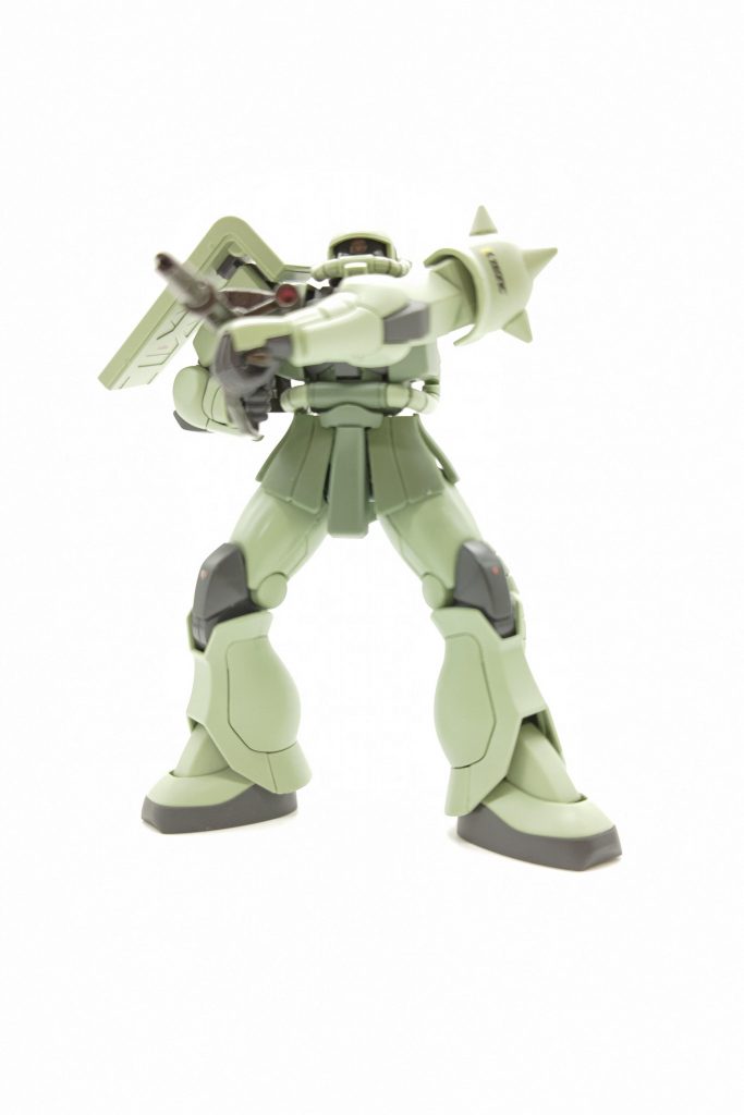 ザク・マシンガンを構えた姿を見上げる構図…これがたまらん。