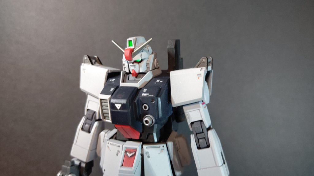 アンテナと胸部ダクトは黄色じゃ無いよねと、ステルスグレーに変更。その他装甲も下地にシルバーを採用して、金属感を表現。