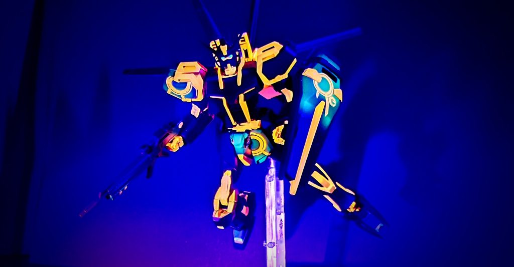 デュアルアイはもちろんですですが、今回はフレームも蛍光色なのでブラックライトで光りますシールドとかリサキュレーションマークはマスキングなので、ブラックライト当てると黒で隠した下地に反応しますねこれはもう少しと膜を厚くしないとダメなのだろうか？この辺は勉強ですね