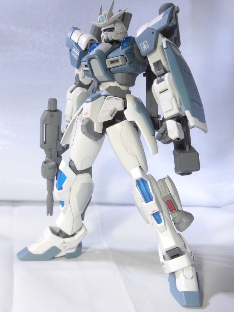 多分、セイ君なら、一年戦争にありがちな盾とビームライフル好きでしょ?って感じの武装。足もちょっと06Rを思い出しちゃわない?って感じのスラスターを追加。