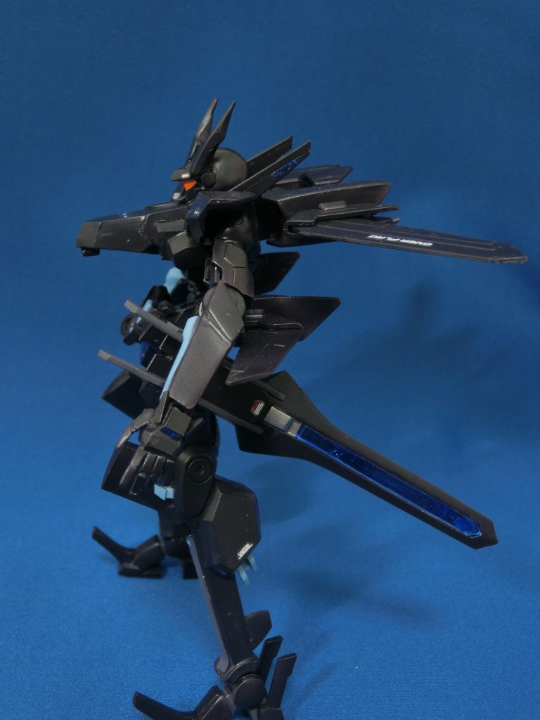 一部、鉄血のパーツを使っています。後はプラバンとパテで試行錯誤しながら、なんとか理想の姿に近づけました。