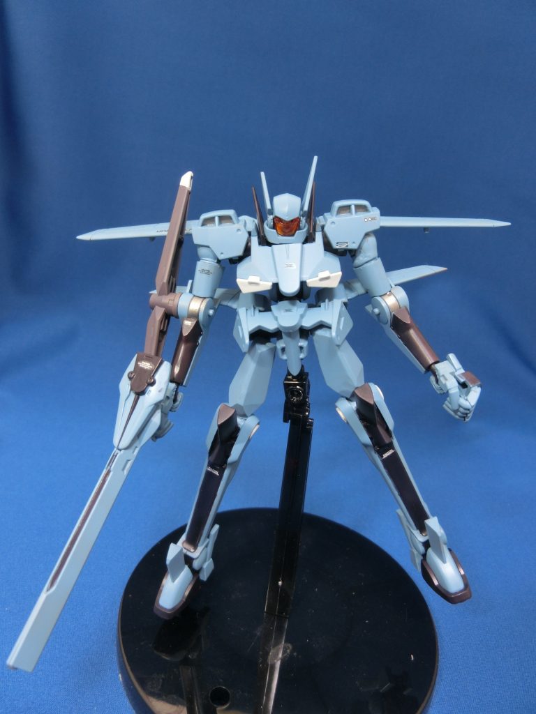 左の肩パーツは紛失してしまい、自作してます。